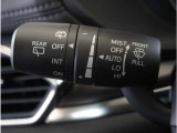 【オートワイパー機能】レバーをAUTOの位置にしているとき、レインセンサーが雨を感知すると、雨量に応じて、ワイパーが自動で作動します。