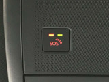 万が一の事故や急病時に心強いSOSコール。ボタン操作時やエアバッグ作動時に専門のオペレーターへ繋がり、警察・救急への通報やロードサービスの手配を迅速に行う、安心のコネクティッドサービスです。