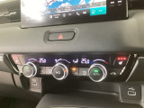 【左右独立オートエアコン】左右席で独立温度コントロールが可能です。運転席はキンキンに冷やして助手席はマイルドにと言った設定が可能です☆暑さ寒さでケンカすることもなくなりますね♪