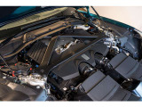 心臓部には出力4.0リッターのV8ツインターボチャージV8エンジンが脈動し、アストンマーティンの五感を揺さぶるエギゾーストサウンドをお楽しみください。