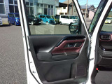 助手席側のドア内部のお写真です。