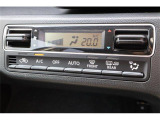 オートエアコン付です。簡単操作で快適に車内温度をコントロールします。