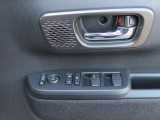 運転席側ドアの、インナードアハンドルとウィンドウなどの操作スイッチ類です。