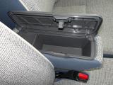 運転席にはアームレストがあります。フタつきの小物入れになっています。