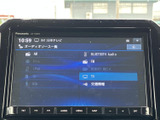 お好みの音楽や動画を大画面で楽しめます。Bluetooth接続も可能で、スマートフォンとの連携も簡単です。快適なドライブを演出します。