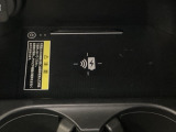 センターコンソールにはワイヤレス充電器を装備してます。Qi(チー)規格対応のスマートフォンなどを置くだけでワイヤレスで充電可能です。またスマートフォンの充電可能なUSB端子なども別途装備しています。