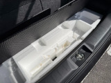 荷室下には、小さな収納もあります。