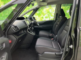 運転席からの視界が良好で、安全な運転をサポート。操作性も高く、ストレスフリーなドライビング体験を提供します。