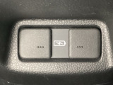 アームレストの後ろ側には、リア席用の充電可能なUSB端子が2個ついています。移動中に充電もできるので便利です。