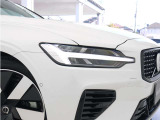 ひときわ印象的なT字型のLEDヘッドライトは、新世代のボルボを象徴するユニークなアイコンとなっています。LEDデイタイム・ランニング・ライトやポジションライト、ウインカーの役割も果たします。