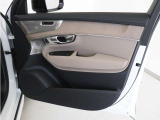 運転席ドアの全景です。キャビンを彩るすべてのものに、機能を形にした美しさが備わっています。