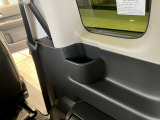 3列目シートから手の届きやす位置にもドリンクホルダーを装備しております。