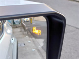 隣車線を走る車両をレーダーで検知し、ドアミラーでは確認しにくい後側方エリアに存在する車両に加え、急接近してくる車両も検知します。車両を検知するとドアミラーに搭載されたLEDインジケーターが点灯します。