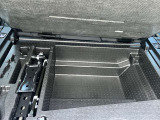 トランク下にジャッキと収納スペースがあります。