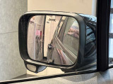 死角に入ってきた車を光と音で教えてくれるブラインドスポットモニター装備です。下には、巻き込み防止のミラーも付いています。