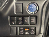 運転席からも操作ができる両側パワースライドドアです。ご家族の乗り降りがより便利になる、みんなが嬉しい装備です。