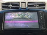 進化した安全装備が、運転をサポート。後退時の映像を鮮明に確認でき、安全でスムーズな後退操作をアシストします。視界の死角を減らし、安心感を高めます。