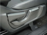 ◆シートハイトアジャスター◆運転席を上下に高さ調節ができます!運転ポジションを体格に合わせてシート調整できます。