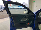 アンビエントライト:直接照明と間接照明を組み合わせて車内を印象深く演出し、寛ぎに満ちたインテリアの雰囲気を生み出します。