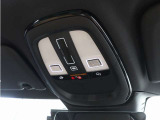 ルーフにあるボタンは、車両が始動しない場合、パンクした場合、または事故に遭った場合などの緊急時に支援の要請に使用できるため、安心感を高めることができます。