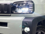 【LEDヘッドライト】悪天候や夜間走行時も良好な視界を確保し安心して運転できる高輝度LEDヘッドライトを装備!点灯速度が早く、消費電力も抑えられています。