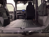 エンジン・ミッション等の主要機関から車内の快適装備、オイル等の消耗品に至るまで、国家整備士が点検整備を行います。