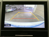 駐車時の後方確認をサポートする映像を表示します。安全にバック駐車を行うことができ、初心者の方にも安心です。