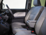 運転席にはアームレストが備わっています。