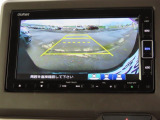 リアワイドカメラシステム!従来の視野に加えて、後方側方を約180&deg;まで見えるワイドビューと、後方を真上から見たような視野で駐車時などに便利なトップダウンビューの3つの視野があります!