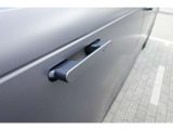 ドアハンドルは、車のデザインの一部として統一感を持たせ、無駄な部分を排除したクリーンでシンプルな美しさを強調します。ドアハンドルが目立たず、より高級感や先進性を感じさせる外観になります。