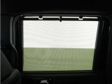 リアドアには【スクリーンサンシェード】が装備されています。日差しを和らげ、プライバシーの保護にも役立ちます。後部座席にお子様を乗車させるときも、ゆっくりお昼寝できます♪