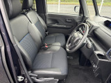 シンプルで使いやすい内装デザイン。運転席からの操作性が良く、快適なドライブをサポートします。質感も高く、上質な空間を演出します。