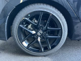 純正アルミ装備(ベルリナブラック)。タイヤサイズ235/40R18です。