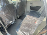 後部座席も十分な広さがあります!シートを倒せば荷物もさらに沢山積めますね♪