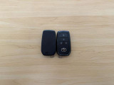 付いてて便利!とても人気の高い装備のスマートキーシステム。キーを携帯しているだけで、ドアロックの開閉並びにエンジンの始動が可能な装備です。
