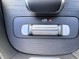 エアサスペンション専用の操作ボタンです。車高の上げ下げを行う時に使用します。また、速度が70キロ付近になると自動で車高を落としローリングを抑える働きをします。