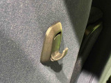 運転席&助手席の背面についたユーティリティフックには荷物がサッと掛けられます。