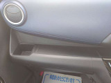 助手席前にはオープントレイと埋め込み式のドリンクホルダーがございます。