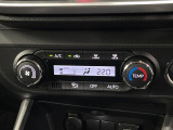 【オートエアコン】一度お好みの温度に設定すれば、車内の温度を検知し風量や温度を自動で調整。暑い&hellip;寒い&hellip;と何度もスイッチ操作をする必要はありません。快適な車内空間には必須の機能ですね♪