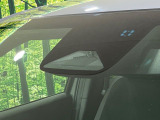 【ホンダセンシング】走行中に前方の車両等を認識し、衝突しそうな時は警報とブレーキで衝突回避と被害軽減をアシスト。より安全にドライブをお楽しみいただけます。
