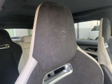 SVRのロゴが入ったシートはスポーティーさと上品さを兼ね備えています。