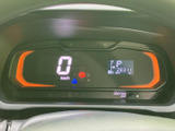 運転に必要な情報を一目で確認できる、視認性の高いメーターです。デジタル表示に加え、様々な警告表示も備わっており、安全運転をサポートします。