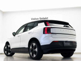 Volvo Cars appで車にリモートアクセスして、空調機能の操作や車の施錠・開錠、ソフトウェア更新などが可能です。エアコンやシートヒーターを操作して、出発前に車内を快適な温度に整えられます。