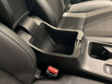 前席のシート間に配置したハイデッキセンターコンソールにはアームレスト付きのコンソールボックスで運転席助手席がそれぞれくつろげます。