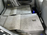座席を前にずらしてから倒すと、前席との隙間も狭くなるのでより大きな荷物も載せられます!