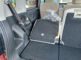 ラゲージルームは広々1シートを倒して更に荷物も積めます