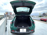 バンパー下部への足先操作でオープン可能なハンズフリー電動テールゲート装備。両手で荷物を抱えている時などでも、便利に使えます。