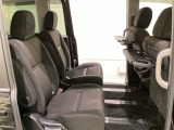 運転席・助手席の背もたれには、2列目シート用にカップホルダー付きの「格納式のシートバックテーブル」を装備しています。休憩時のちょっとした時間などカップを置いたり、小物置きに使えて便利です。