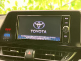 スタイリッシュなデザインと使いやすさを両立したオーディオユニット。多彩な機能で、ドライブの楽しみ方をさらに広げます。音楽やナビ情報を快適に利用できます。