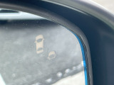 走行中斜め後ろに車両の存在を検知するとその方向のドアミラー鏡面上にマークを表示しお知らせしてくれるブラインドスポットインフォメーション。